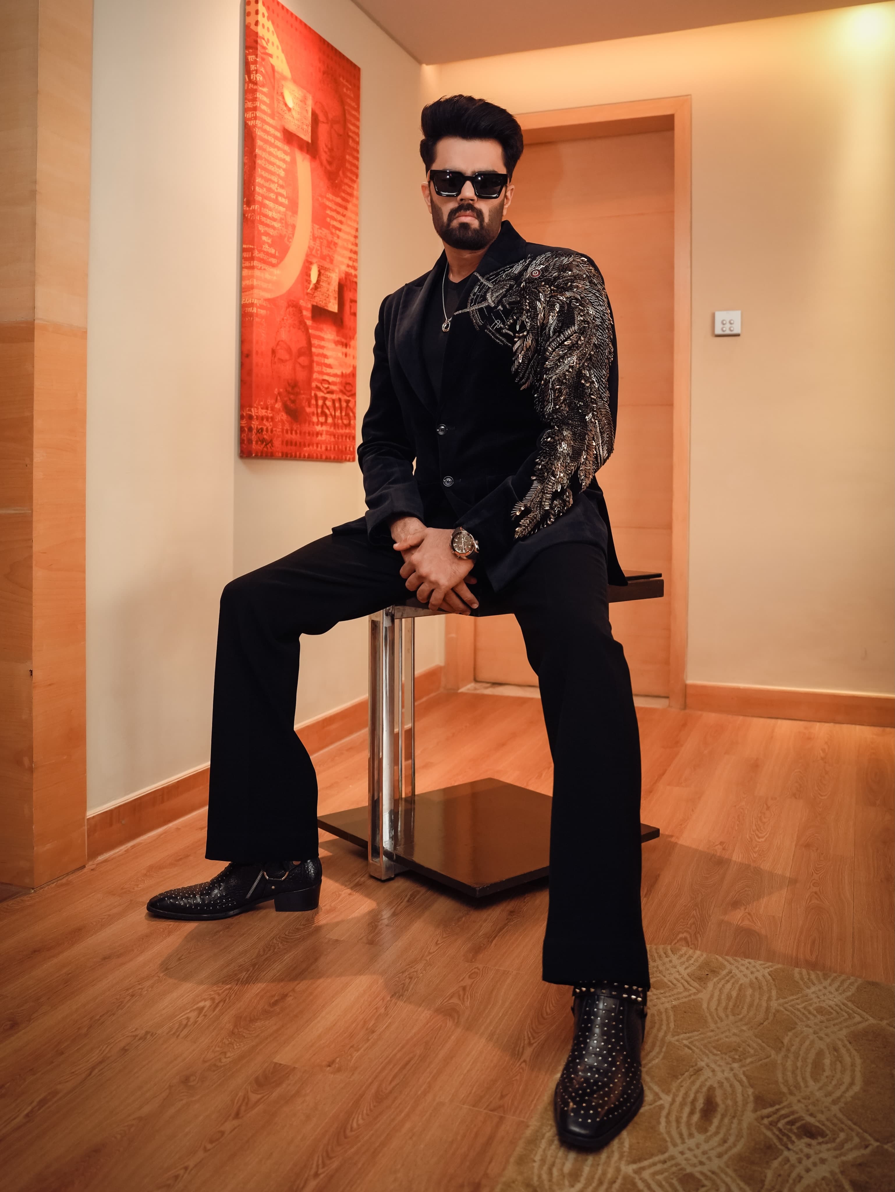 Maniesh Paul in Bharat & Reshma: Tailoring With a Wink