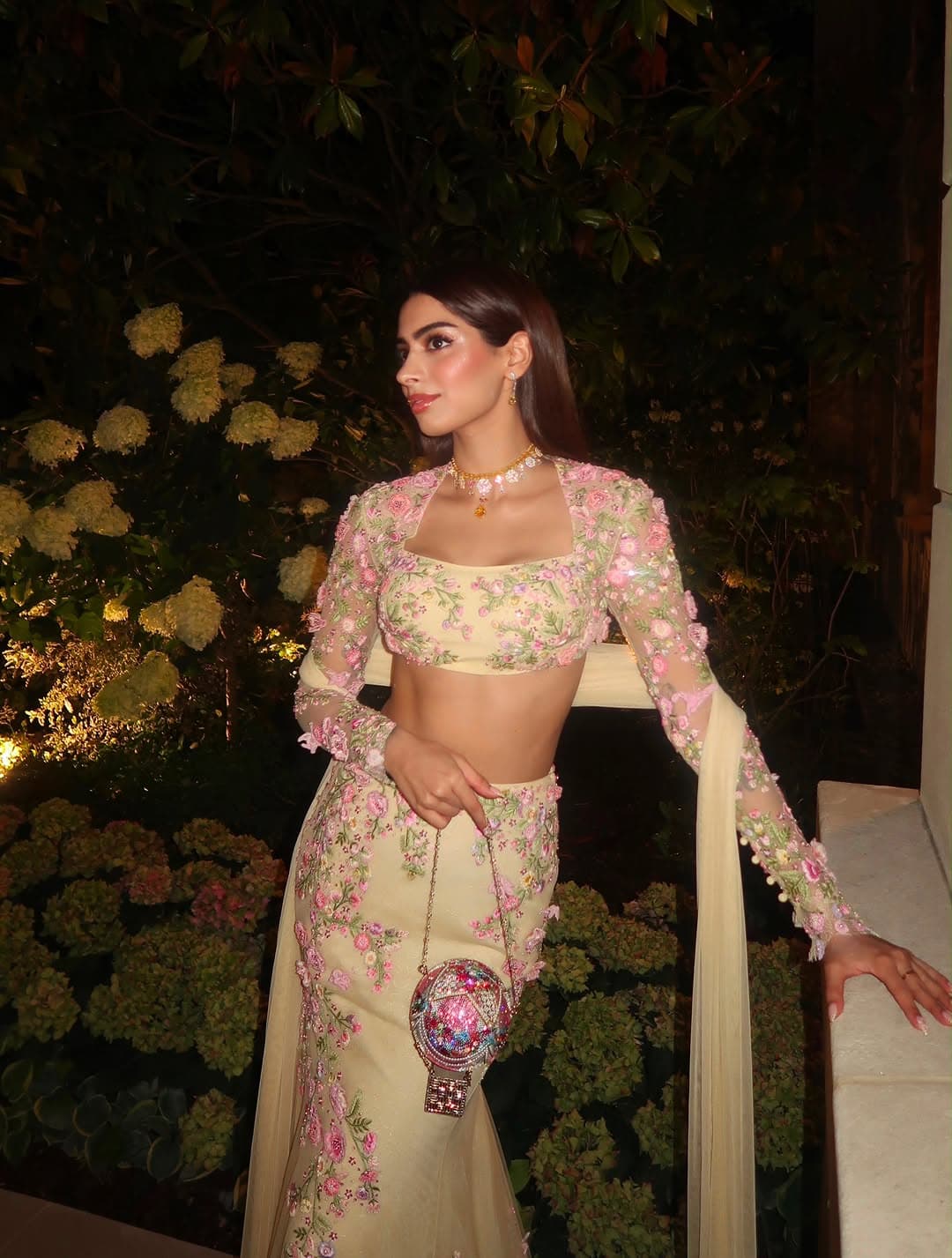 Khushi Kapoor’s Bouquet Moment, Styled Like a Cinematic Close-Up